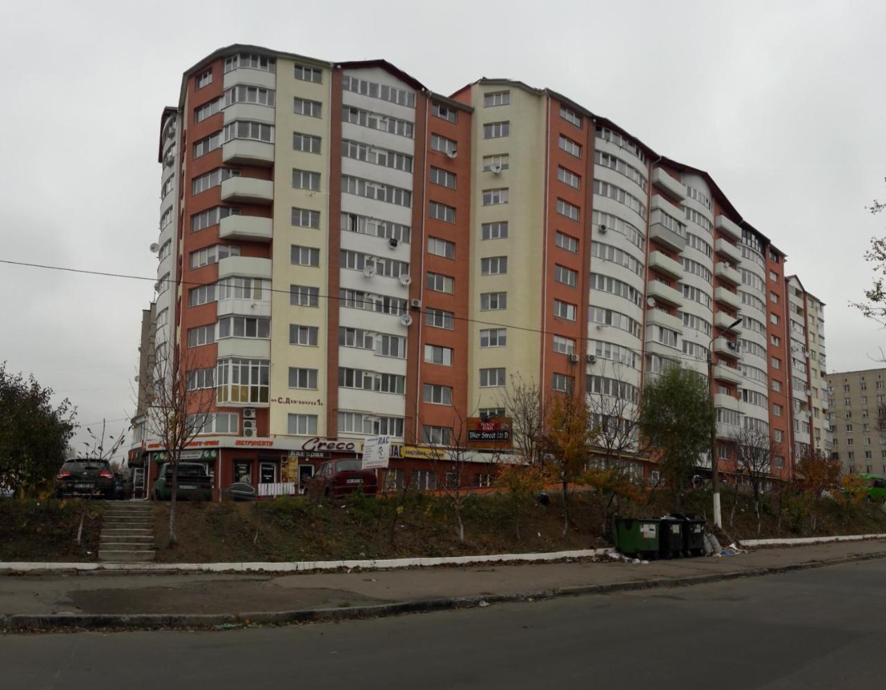 возле автовокзала Apartment Rivne